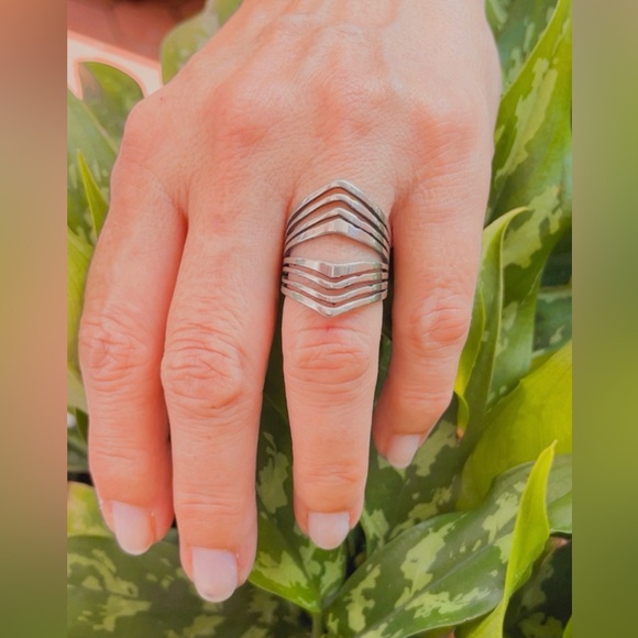 NWT Unisex silver stainless steel ring, laser cut pattern. Size 7 - Picture 14 of 15